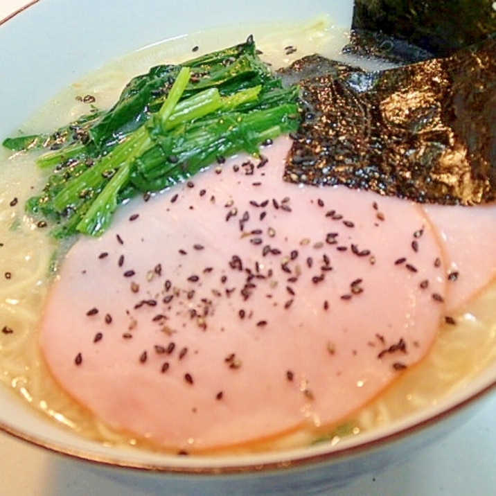 インスタントで　ハムとほうれん草の豚骨ラーメン